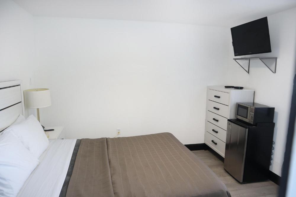 Queen Bed interior